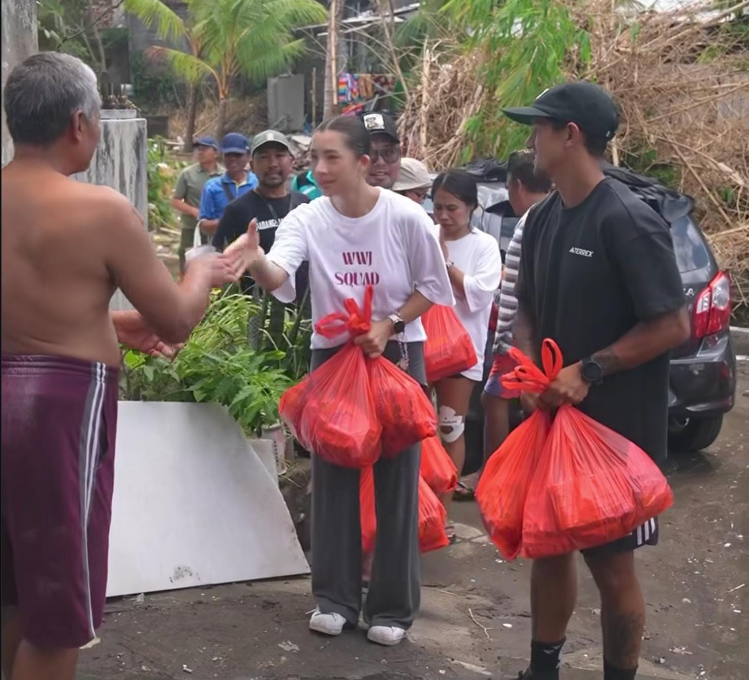 Jennifer Bachdim dan Irfan Bachdim memberikan bantuan kepada korban banjir di sekitar rumahny